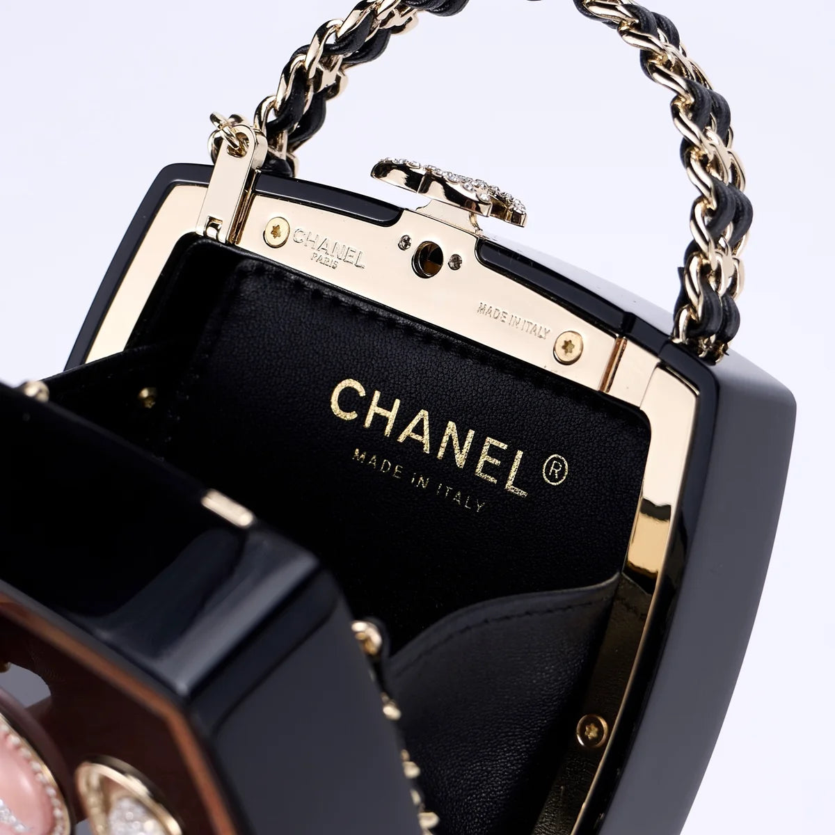 Chanel  
25B Cosmetic Chain Bag 🖤