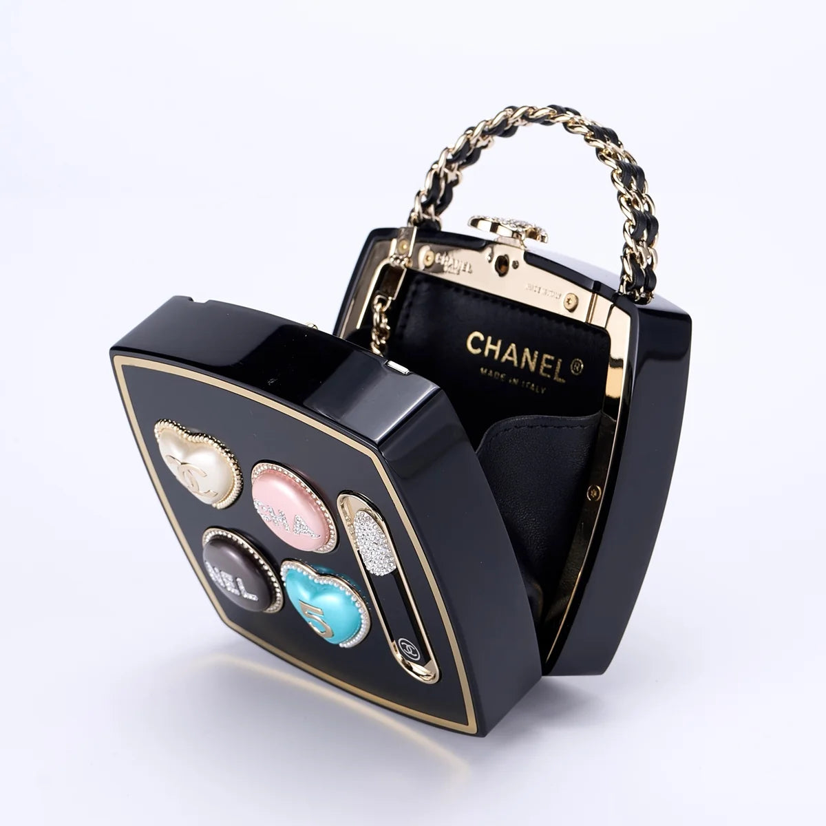 Chanel  
25B Cosmetic Chain Bag 🖤