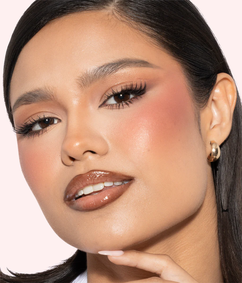 Huda Beauty    
Blush Filter Blurring Blushlighters Palette - Strawberry Latte ♥️