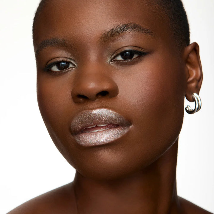 Wonderskin  
WONDER BLADING TOP LIP GLOSS - SILVER GLITTER 🤍