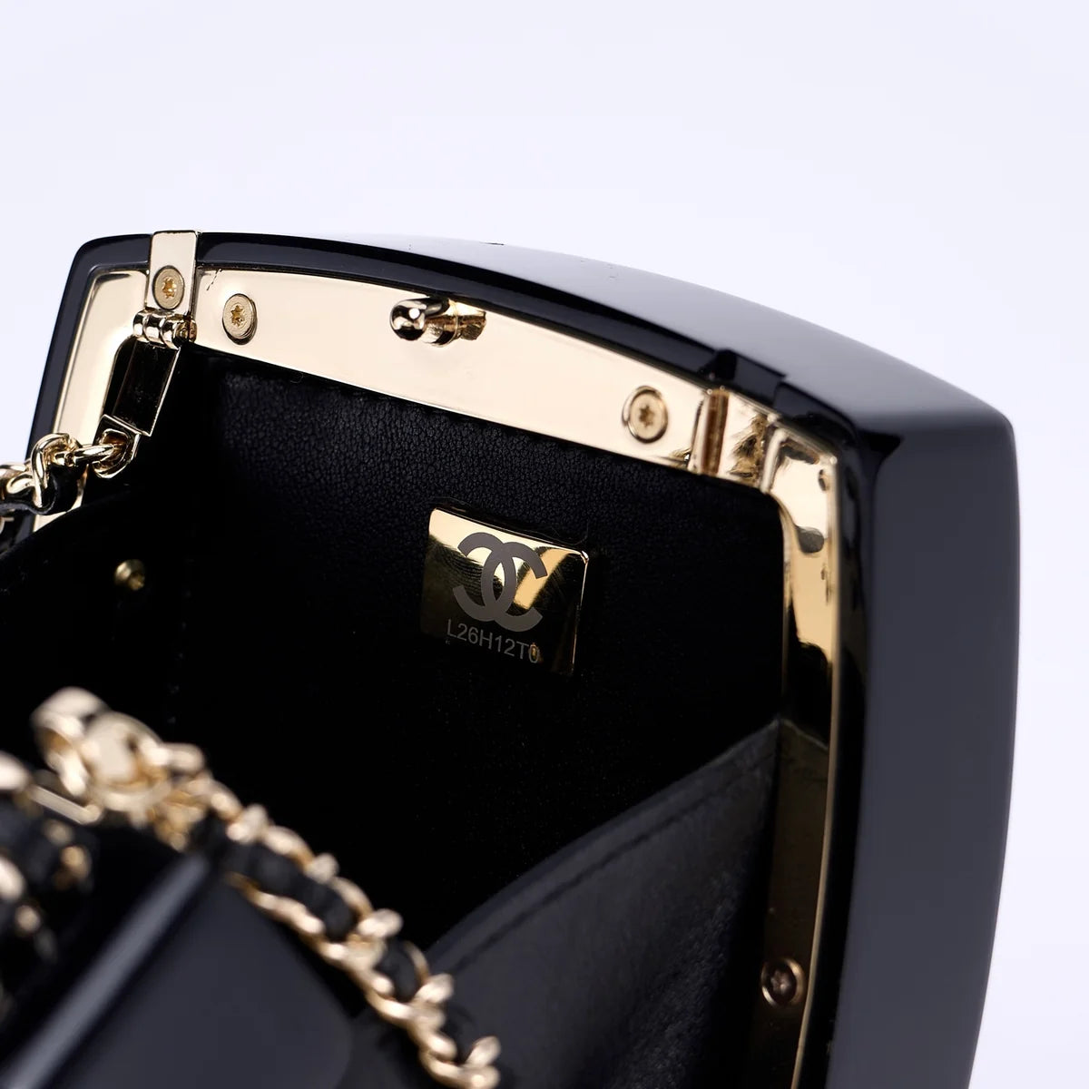 Chanel  
25B Cosmetic Chain Bag 🖤