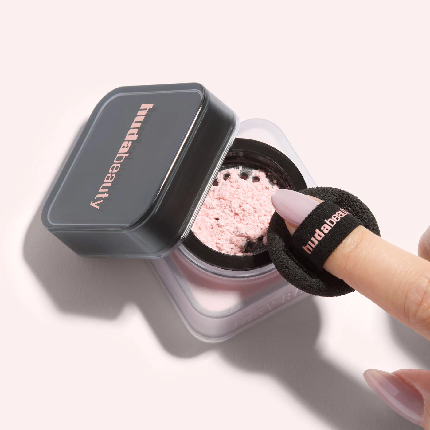 HUDA BEAUTY   
Mini Easy Bake Loose Baking & Setting Powder - Sugar Cookie 🤍✔️