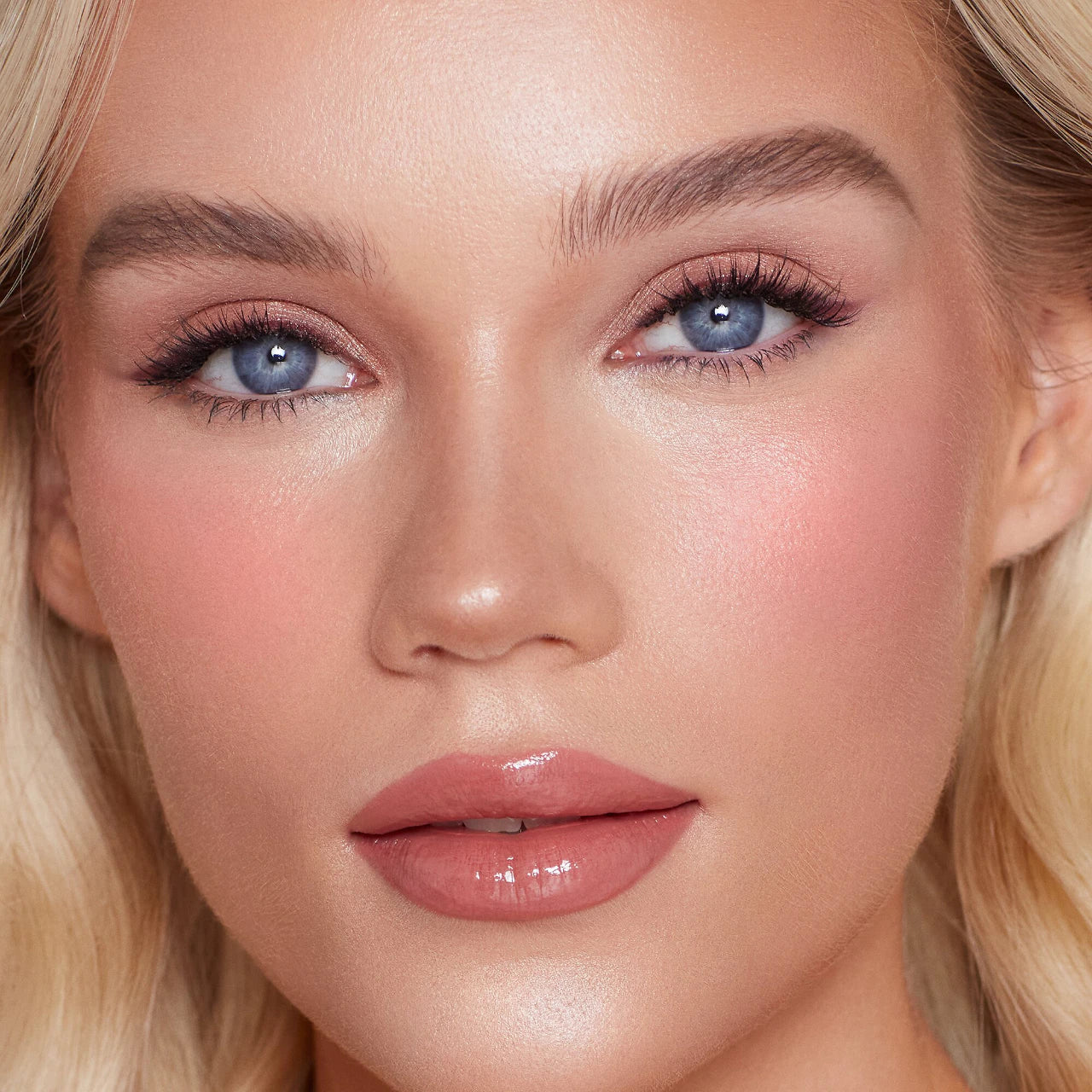 Charlotte Tilbury      
Mini Matte Beauty Blush Wand - Pillow Talk