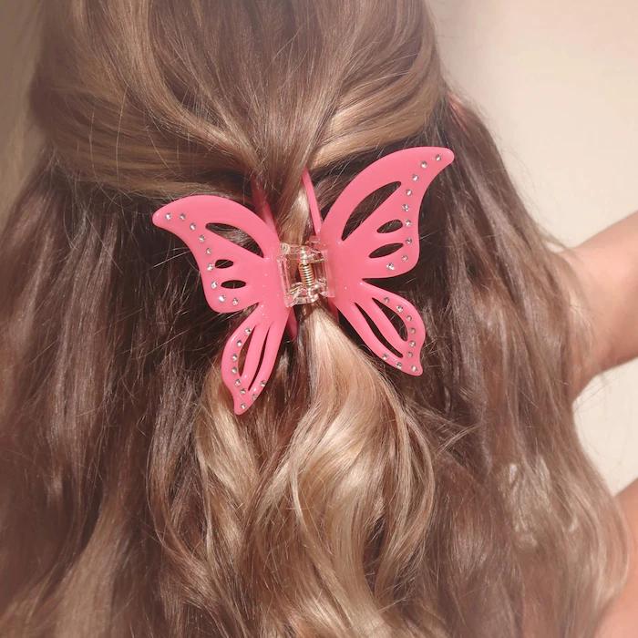 Dae    
Hot pink butterfly Claw Clip 💓