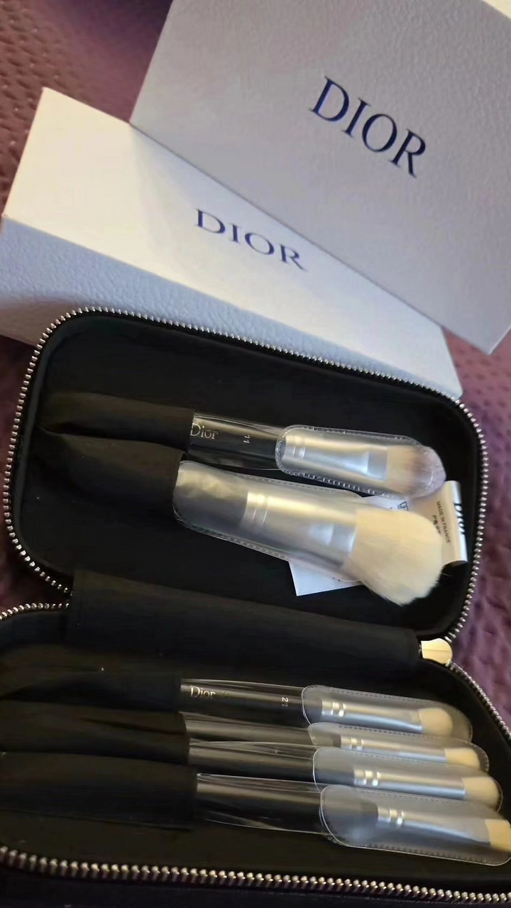 Dior 
Dior Backstage Brush Set 🤍✔️