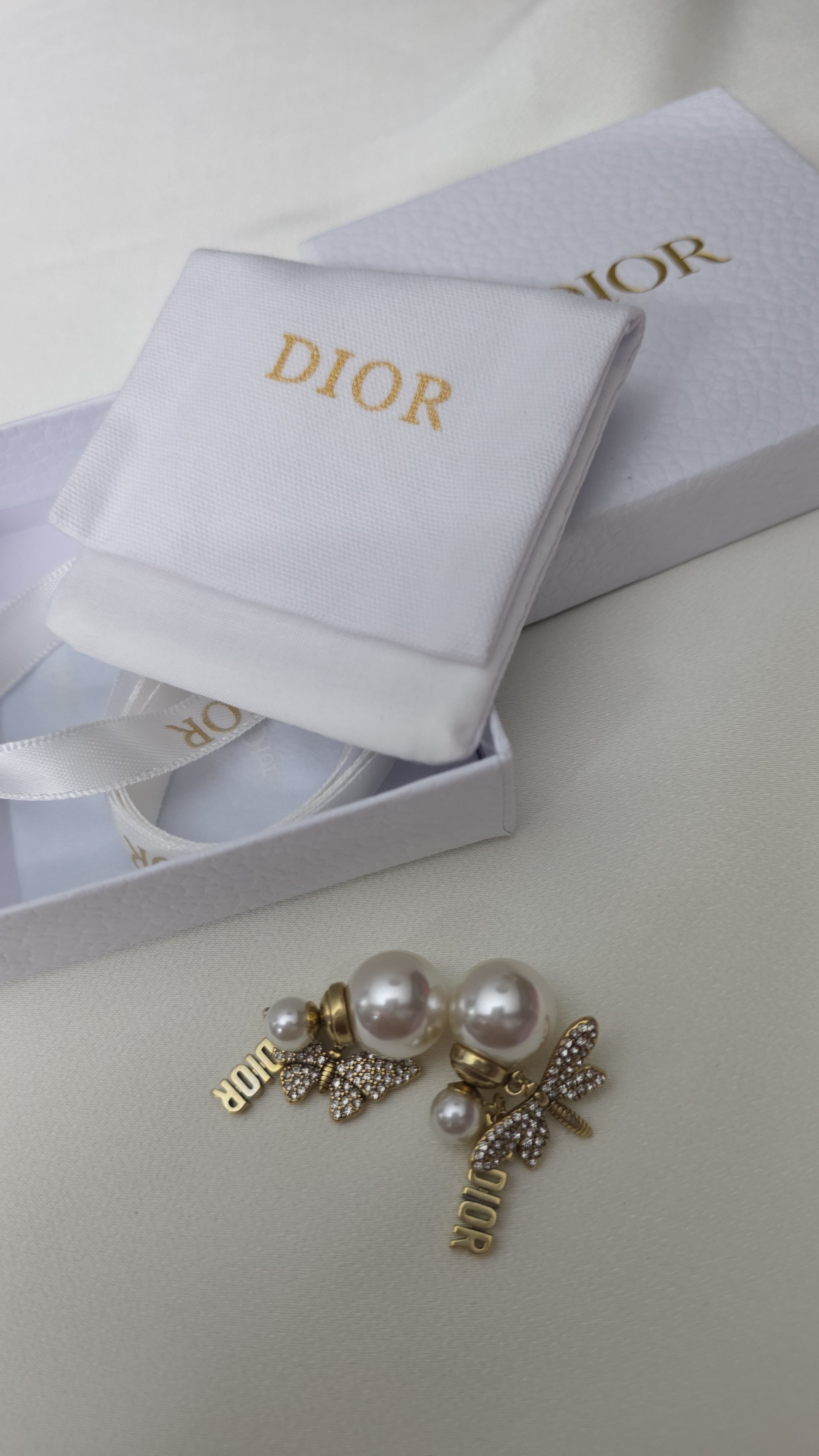 Dior  
Butterfly Pearl Earring 🤍✔️
