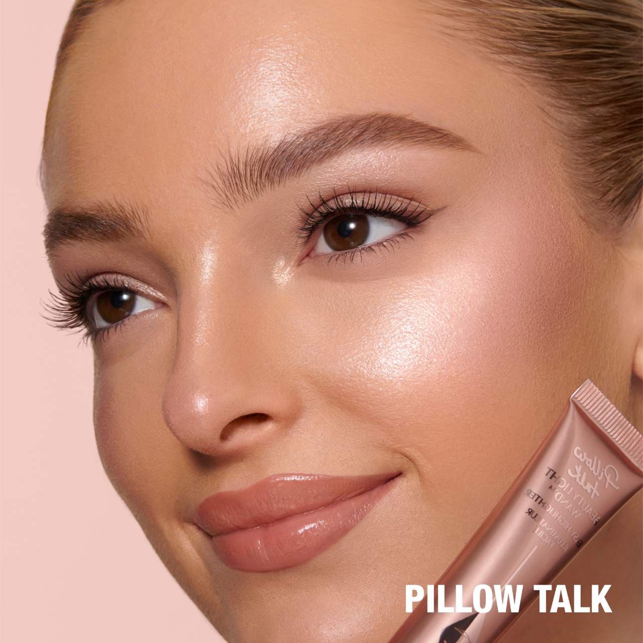 Charlotte Tilbury     
Mini Beauty Highlighter Wand 🤎