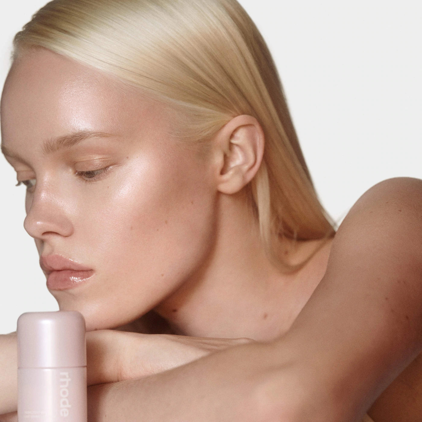 Rhode
Highlight Milk Multipurpose Luminizer 🤍