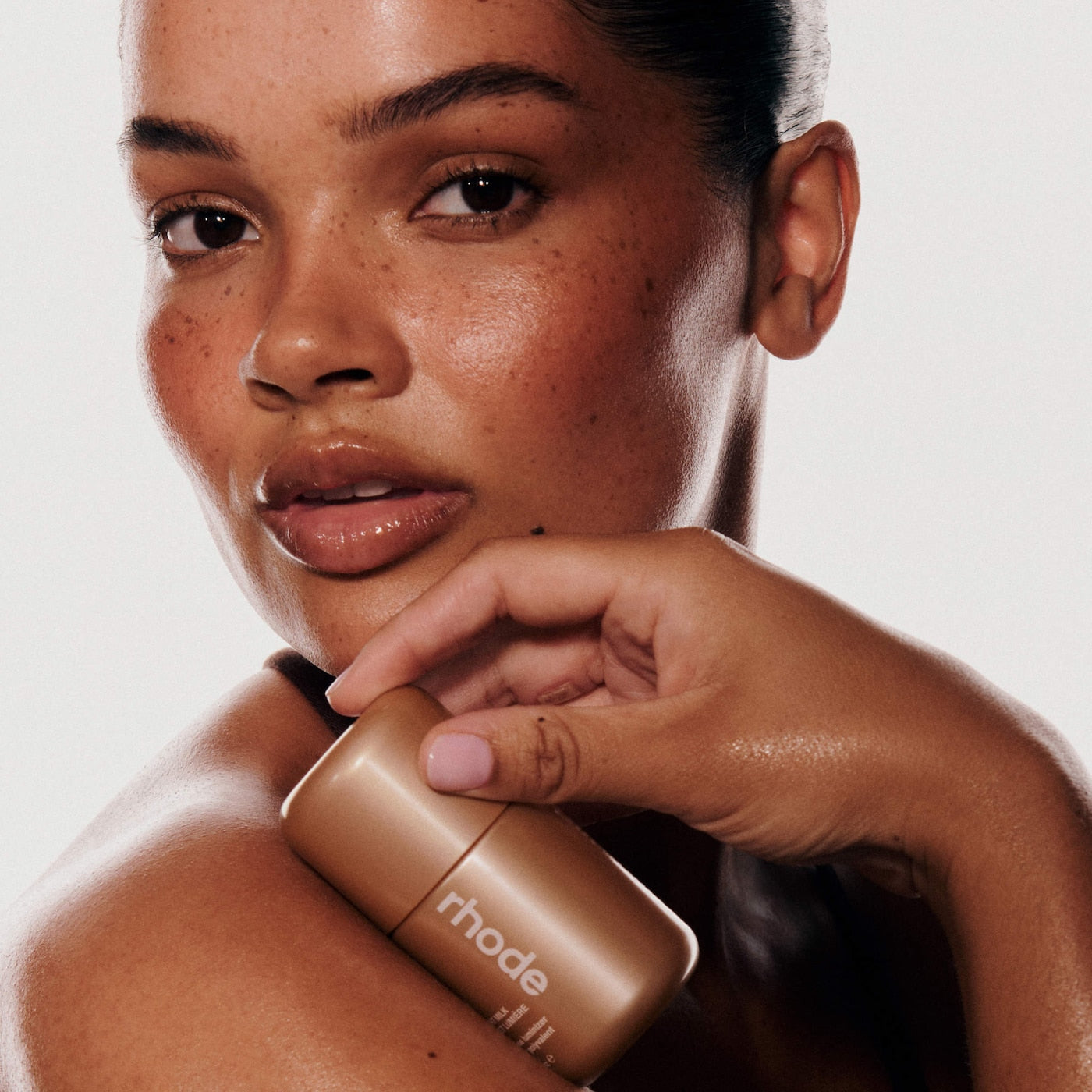 Rhode
Highlight Milk Multipurpose Luminizer 🤍